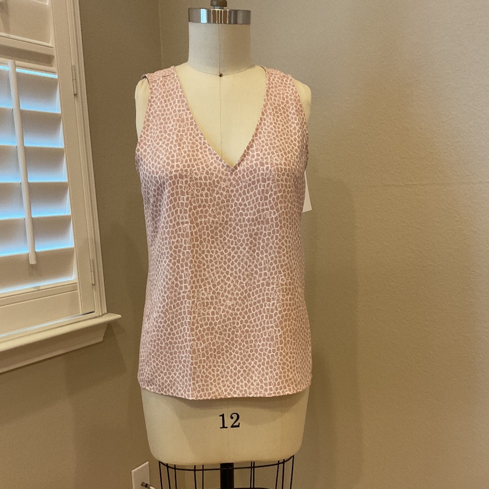 NWT Nordstrom Tank Top Womens Size Medium V-Neck Sleeveless Pullover Blouse